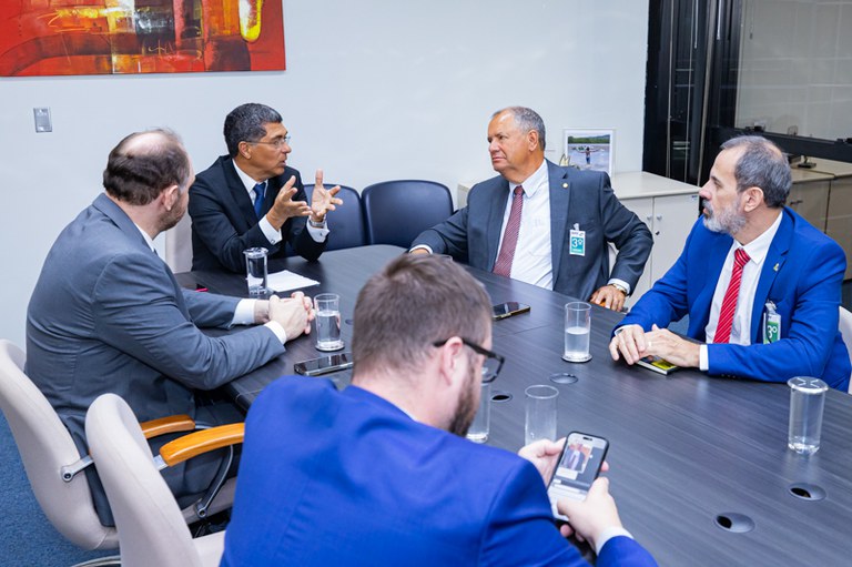 Participantes reunidos em mesa onde ocorreu o debate.