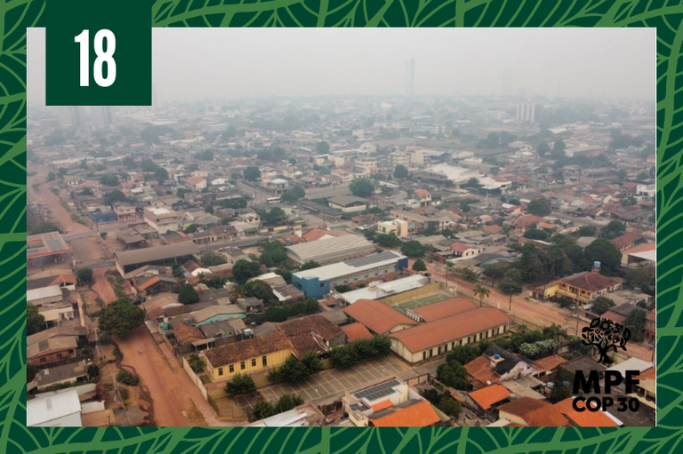Foto mostra a cidade de Santarém coberta pela fumaça