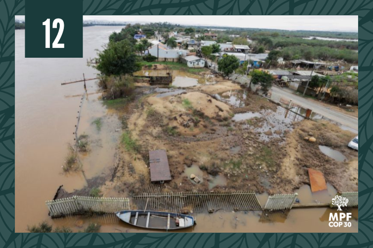 Foto aérea de município alagado