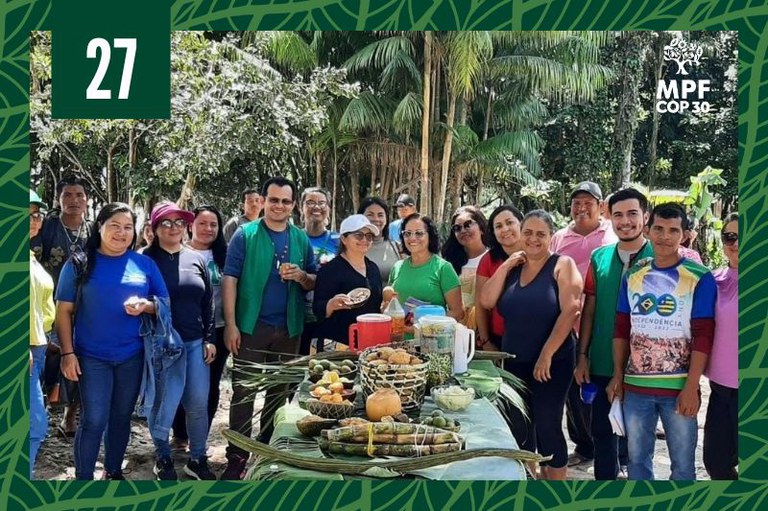 Imagem de diversos agricultores que participam do projeto com os alimentos tradicionais sobre uma mesa