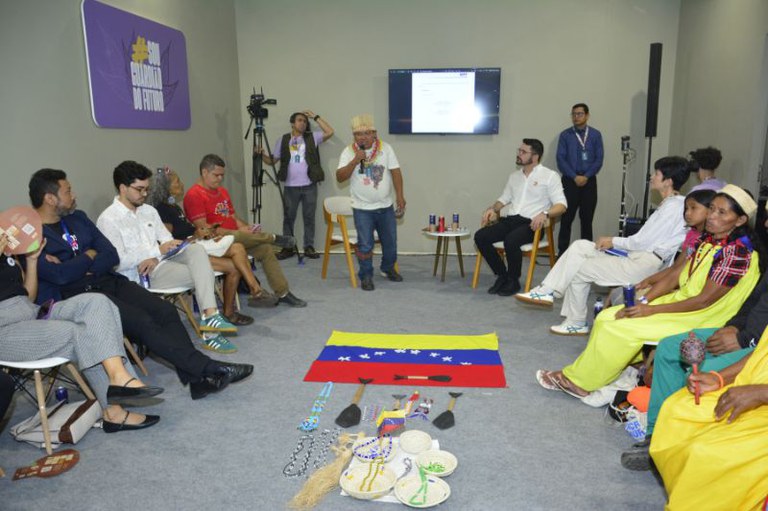 Imagem do estande do MPF no momento dos debates