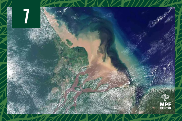 Foto de satélite mostra a foz do rio Amazonas. A pluma marrom do rio desagua no Oceano Atlântico, azul-escuro. A terra ao redor é verde, com algumas nuvens brancas.