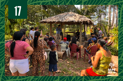 A imagem mostra um grupo de pessoas reunidas em um espaço ao ar livre, com vegetação densa ao redor. No centro, há um quiosque com teto de palha onde um homem está em pé falando com o grupo que está sentado em cadeiras de plástico. Há aproximadamente 20 pessoas na cena, e a imagem tem uma borda verde decorativa com folhas. No canto inferior direito, há um logotipo com a inscrição "MPF COP 30".
