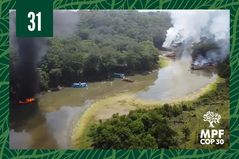 Foto aérea de leito de rio com dragas de garimpo ilegal incendiadas