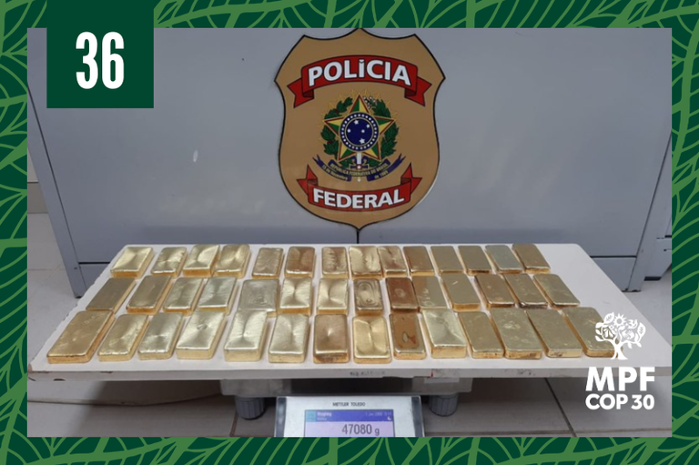 Foto de barras de ouro sobre uma balança que registra 47kg