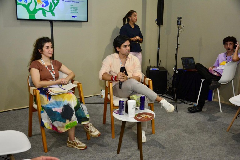 Foto dos debatedores no estande do MPF na COP30