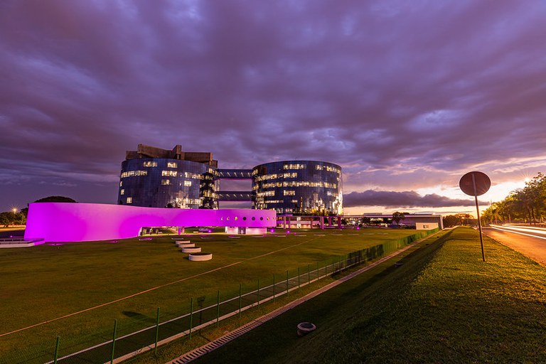 Foto dos prédios da PGR iluminados de rosa