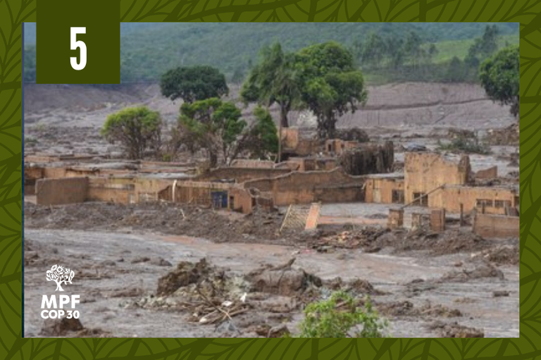 Foto casas destruídas pela lama da barragem