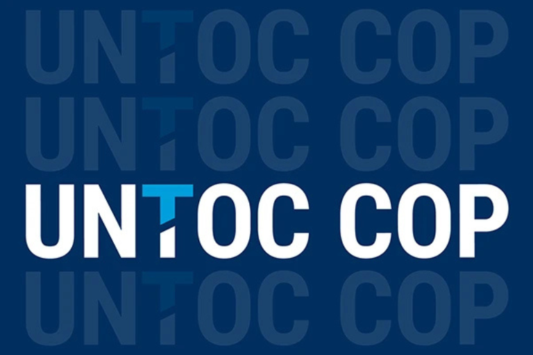 Imagem em fundo azul-escuro com a frase "UNTOC COP" repetida na vertical. Ao centro, o texto destaca-se em letras brancas, com a letra "T" dividida em azul-claro na parte superior.