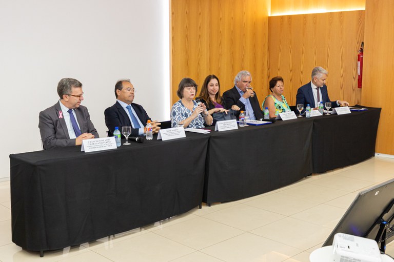 Foto de mesa de autoridades em auditório