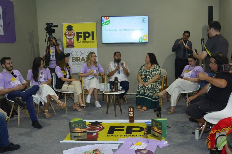 Imagem do estande do MPF no momento do debate