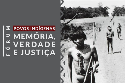 Imagem com o lado esquerdo com fundo cinza e o nome do evento Fórum Memória, verdade, justiça e acima a expressão povos indígenas escrito com letras brancas em um fundo vermelho; no lado direito da imagem, uma foto em preto em branco de indígenas em uma estrada de terra