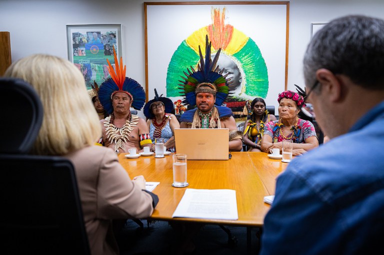 Imagem de indígenas em sala de reunião do MPF
