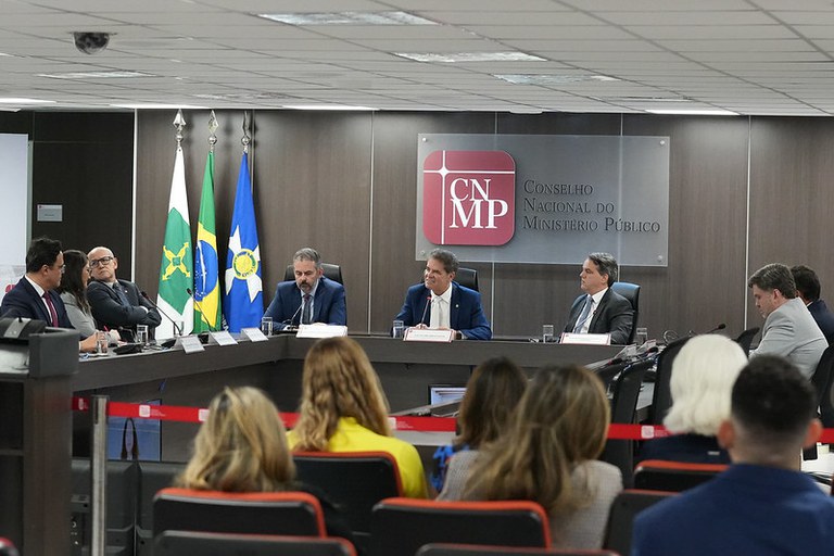 Imagem da mesa de abertura do webinário com todas as autoridades, incluindo o vice-PGE