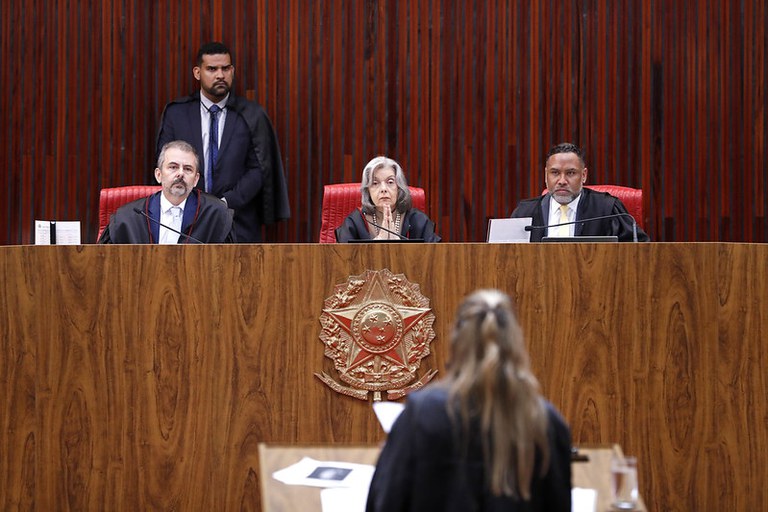 foto do plenário do TSE durante o julgamento