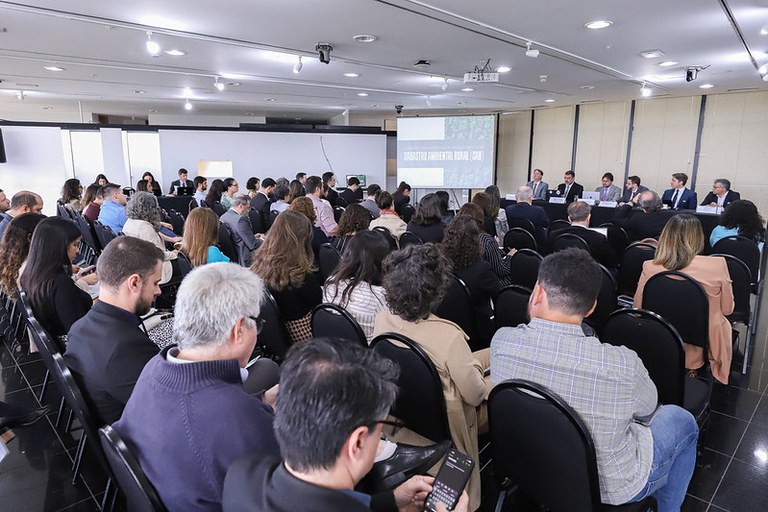 Foto de auditório cheio. Ao fundo, telão onde se lê: Seminários para Iniciativas de Fortalecimento do Cadastro Ambiental Rural