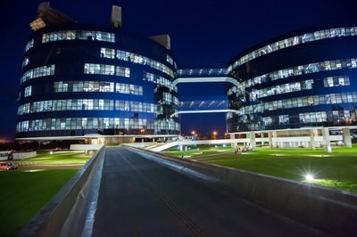 Foto noturna da fachada da sede da Procuradoria-Geral da República, em Brasília