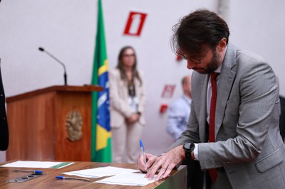 Representante do MPF assinando a zerésima da eleição para Presidente