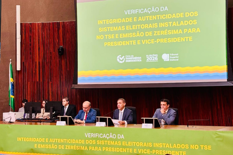 Imagem da mesa da cerimônia com as autoridades, incluindo o presidente do TSE