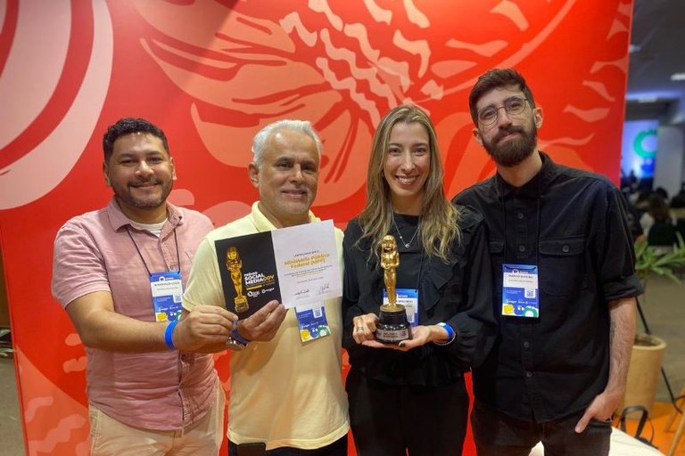 Servidores da secretaria de Comunicação do MPF mostram certificado e premiação do Prêmio Social Media Gov de Comunicação Pública de 2025.