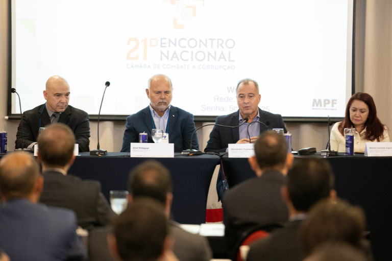 Imagem da mesa de abertura do evento com as autoridades sentadas