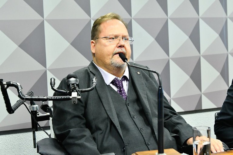 Foto mostra o procurador da República em frente ao microfone. Ele usa cadeira de rodas