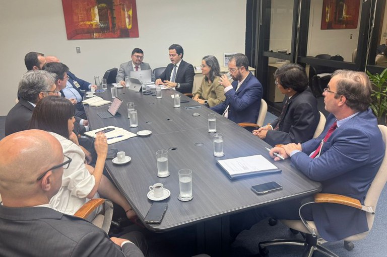 Foto da mesa de reunião do MPF com bancos e órgãos reguladores