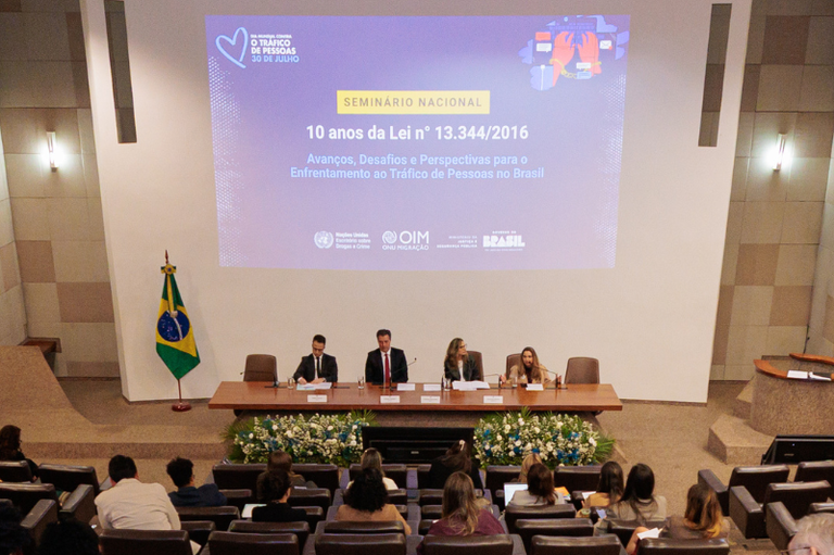 Imagem da mesa com os palestrantes incluindo o procurador do MPF