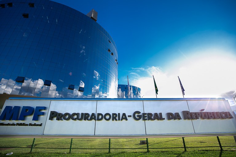 Prédio e placa - em primeiro plano - da Procuradoria-Geral da República