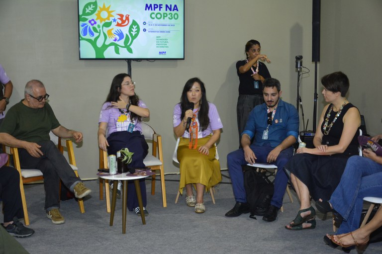 Foto de roda de conversa no estande do MPF na COP30