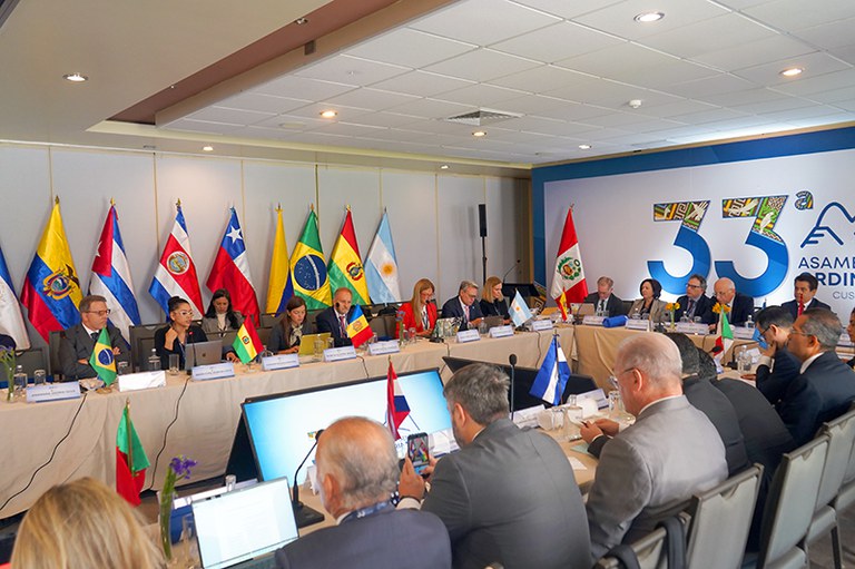 Imagem da mesa de reunião da Assembleia Geral da Aiamp