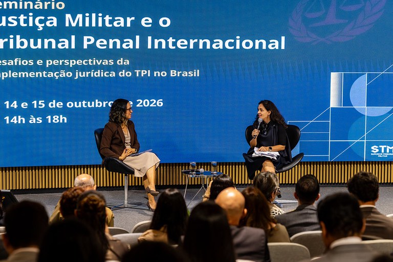 Imagem da secretária de cooperação do MPF, Anamara Osório, palestrando no evento do STM