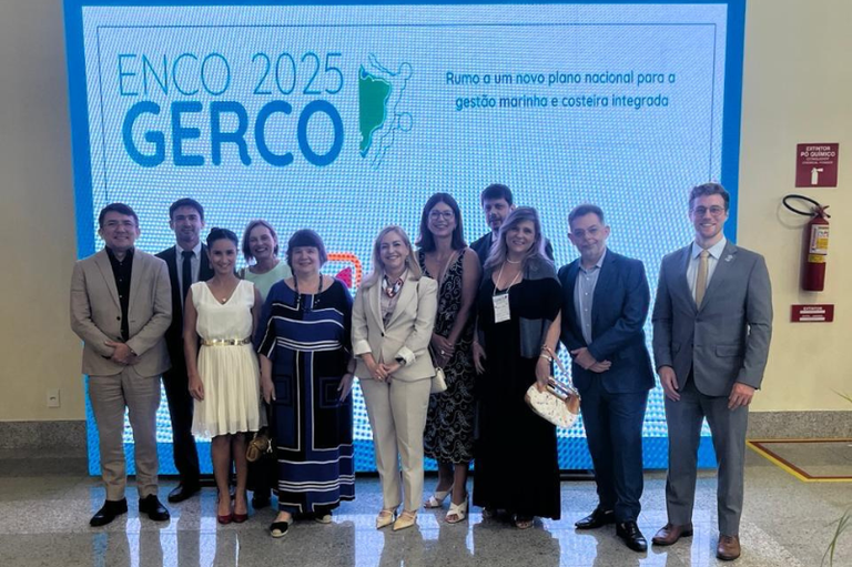 Foto de procuradores do MPF na frente de um banner digital escrito XV Encogerco