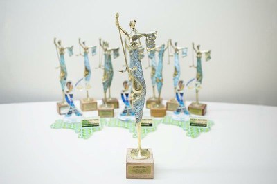 Foto da estatueta do Prêmio Nacional de Comunicação e Justiça (PNCJ)