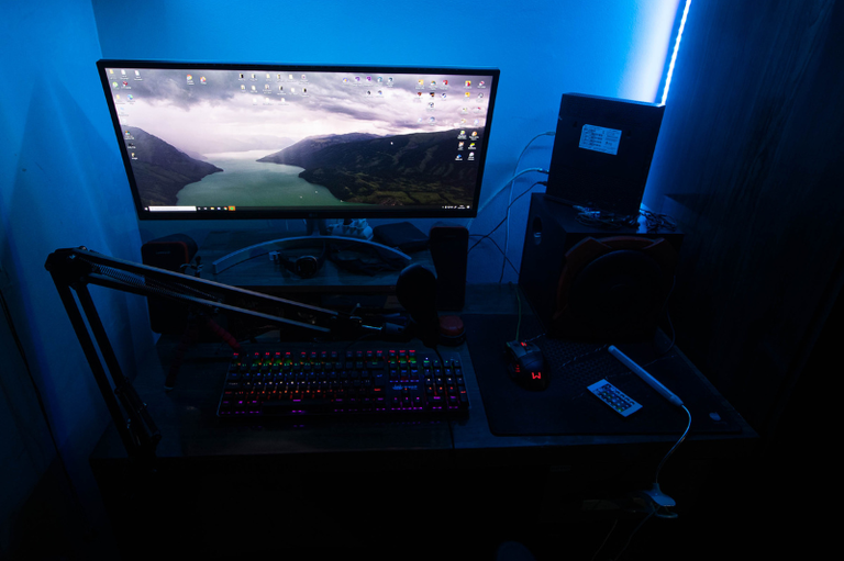 Foto mostra setup de computador gamer, com equipamentos para live