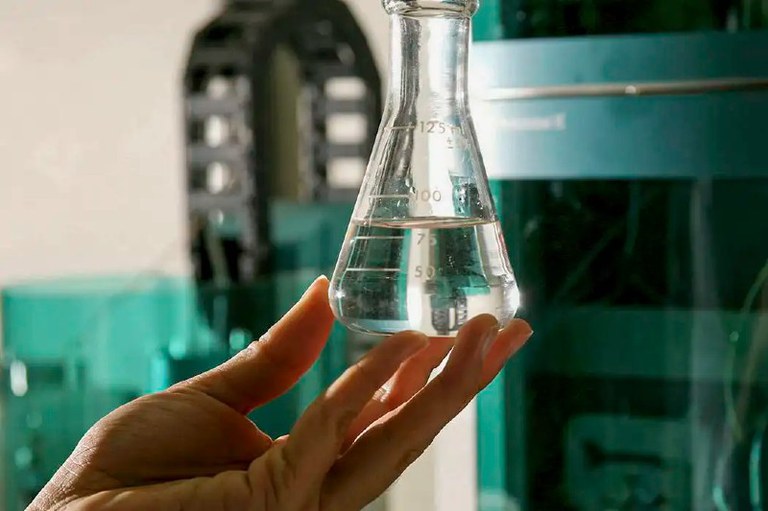 Foto mostra recipiente com um líquido transparente