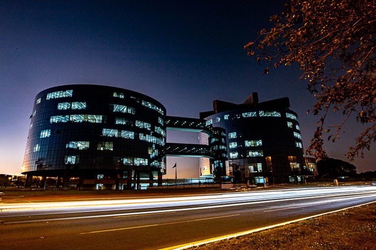 Foto noturna dos prédios que compõem a Procuradoria-Geral da República, em Brasília (DF)