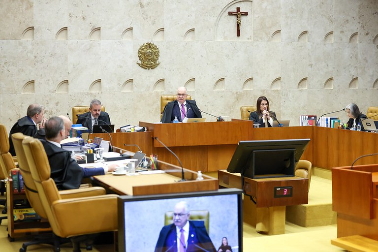 Foto da sessão plenária do STF de 5 de novembro. É possível ver os ministros do STF e o subprocurador-geral da República Alexandre Espinosa
