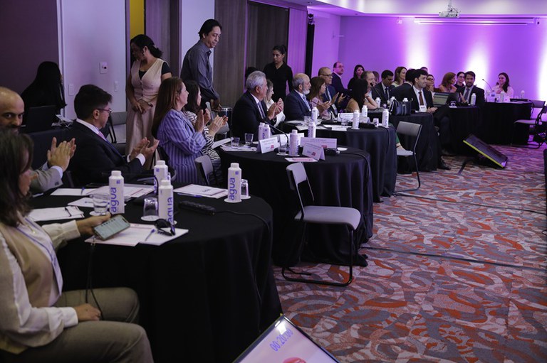 Participantes do workshop reunidos em mesas de debate.