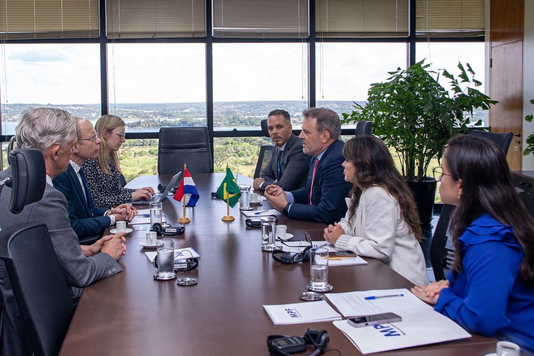 Foto da reunião com todas as autoridades do Brasil e dos Países Baixos em torno de uma mesa