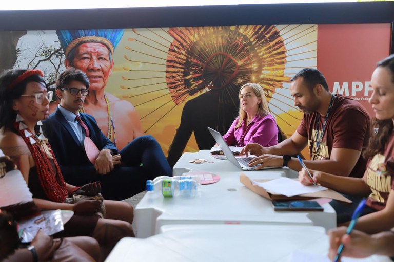Foto de reunião entre indígenas e procuradores do MPF, no Acampamento Terra Livre.