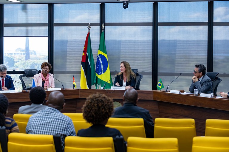 Imagem da reunião entre o MPF e a delegação de Moçambique