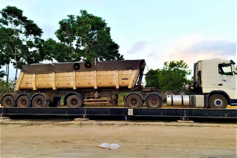 Caminhão sobre balança de pesagem