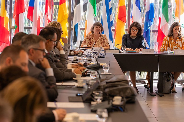 Foto mostra parte da mesa do evento