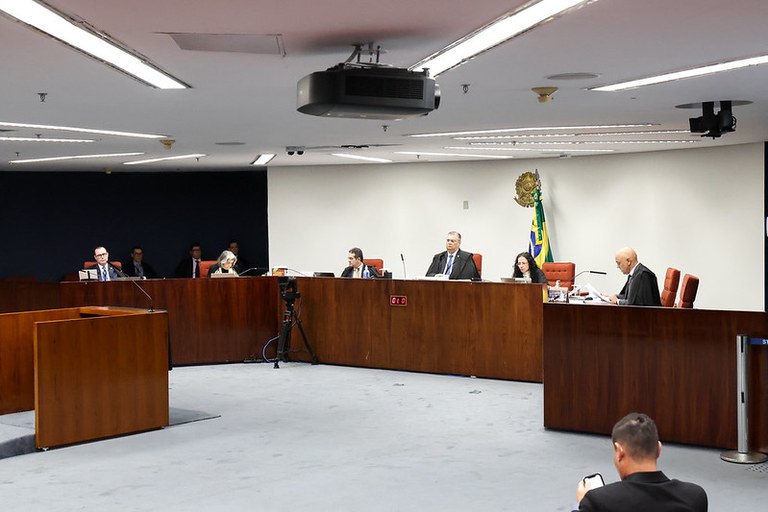 Foto da primeira turma do STF, durante julgamento da Ação Penal (AP) 2782. É possível ver os ministros e o subprocurador-geral da República que fez a sustentação oral.