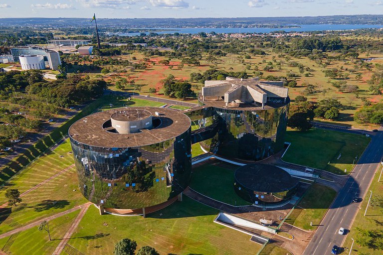 Vista aérea dos prédios da PGR. No fundo, é possível ver o STF, a Praça dos Três Poderes, o Palácio do Planalto e, mais ao fundo, o Lago Paranoá