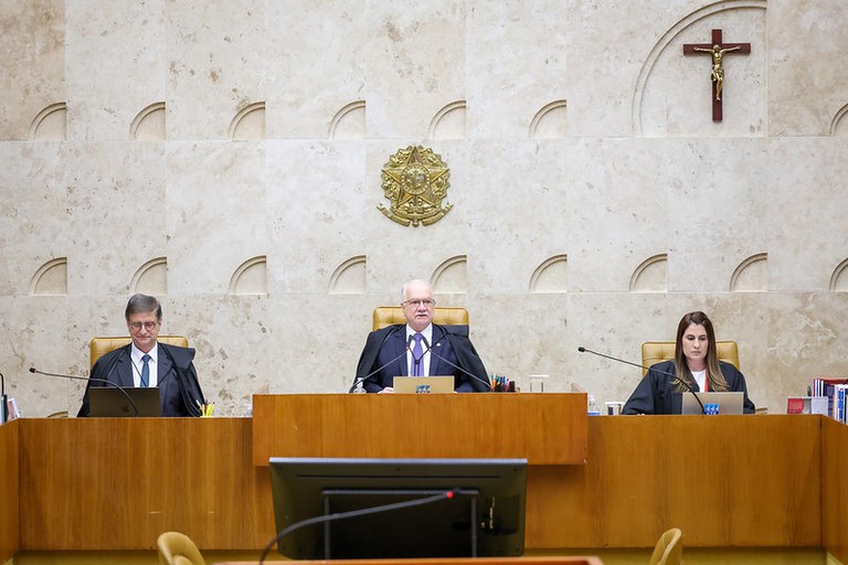 Foto do plenário do STF. Da esquerda para direita é possível ver o procurador-geral da República, Paulo Gonet Branco, o presidente do STF, ministro Edson Fachin, e a assessora de plenário, Carmen Souza.