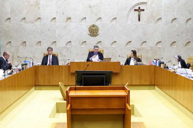 Foto do plenário do STF. Aparecem alguns ministros do Supremo e o procurador-geral da República, Gustavo Gonet Branco.