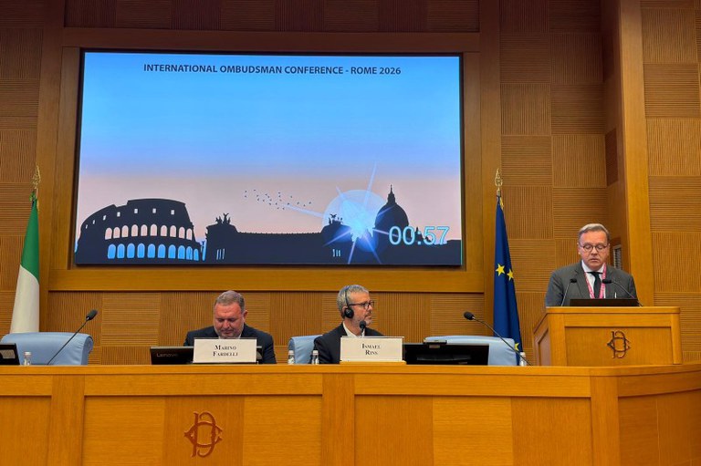 Foto mostra PFDC da tribuna discursando