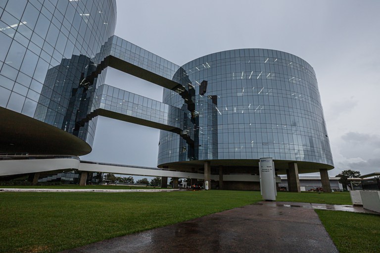 Foto da fachada da sede da Procuradoria-Geral da República, em Brasília, em dia chuvoso
